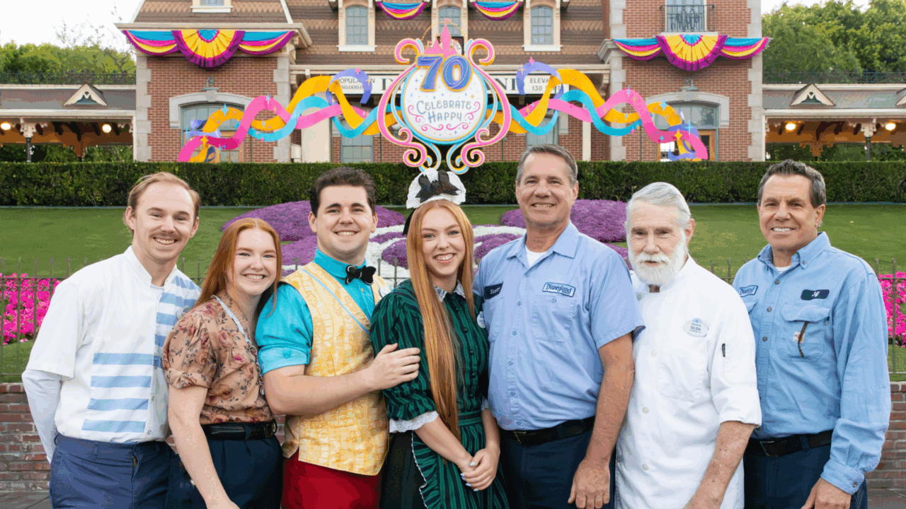 disneyland-cast-member-surprises-mom-with-the-ultimate-family-photo