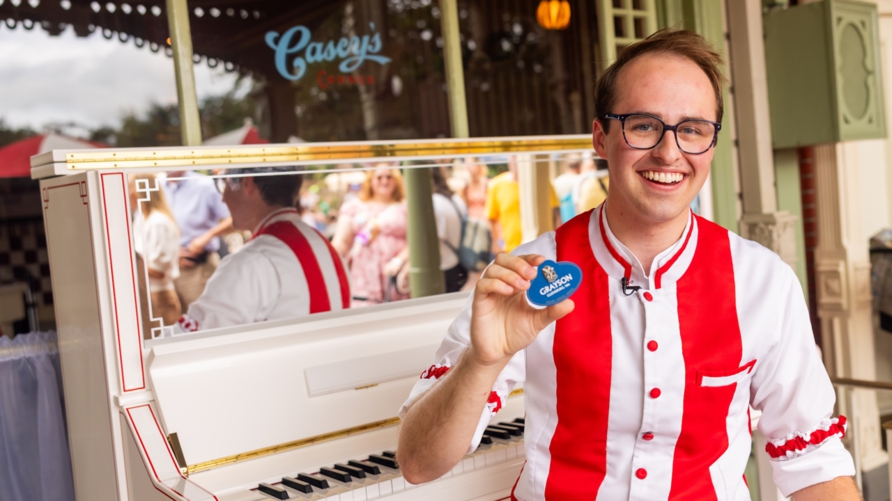 casey’s-corner-pianist-grayson-smith-honored-with-the-walt-disney-legacy-award