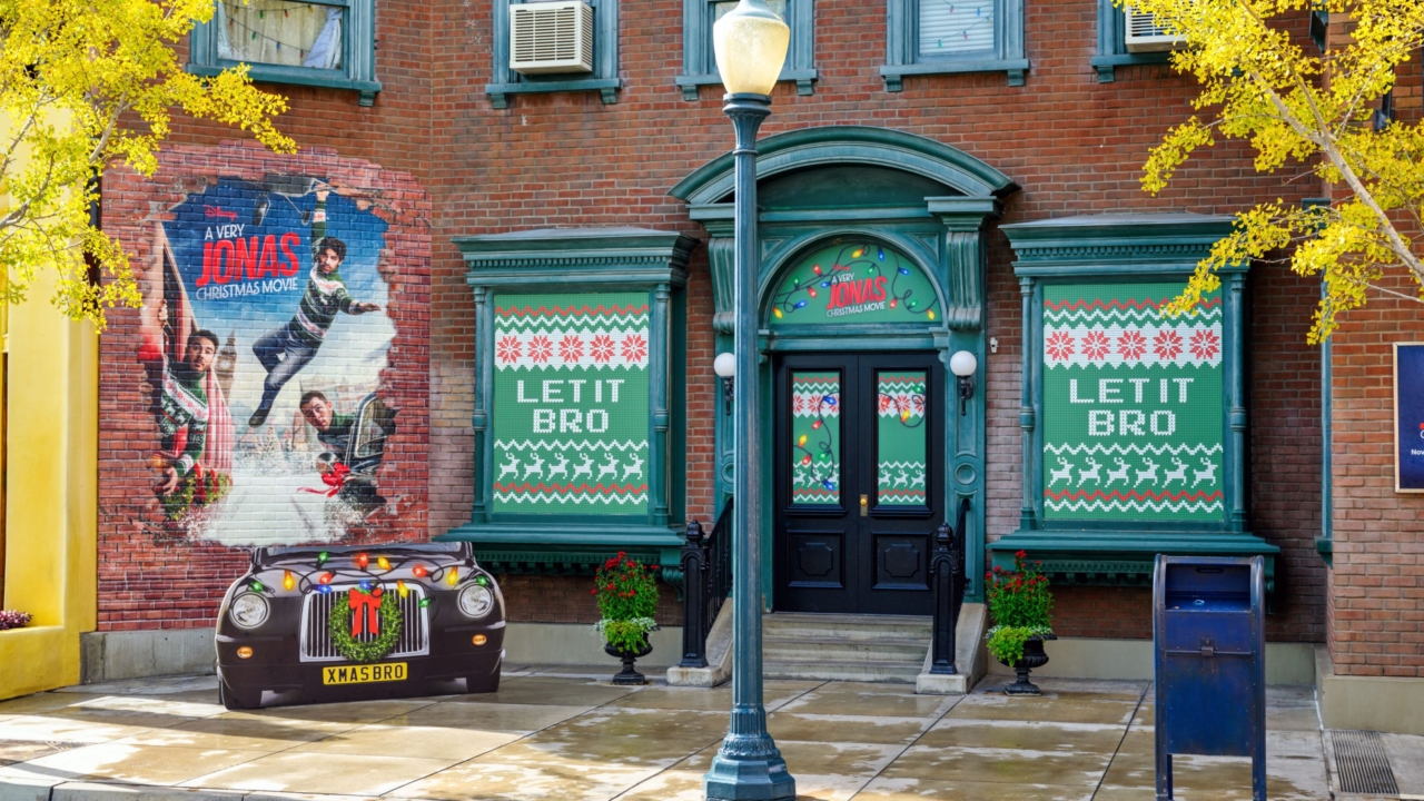 a-very-jonas-christmas-at-disney:-jonas-brothers-photo-spots-and-movie-viewings