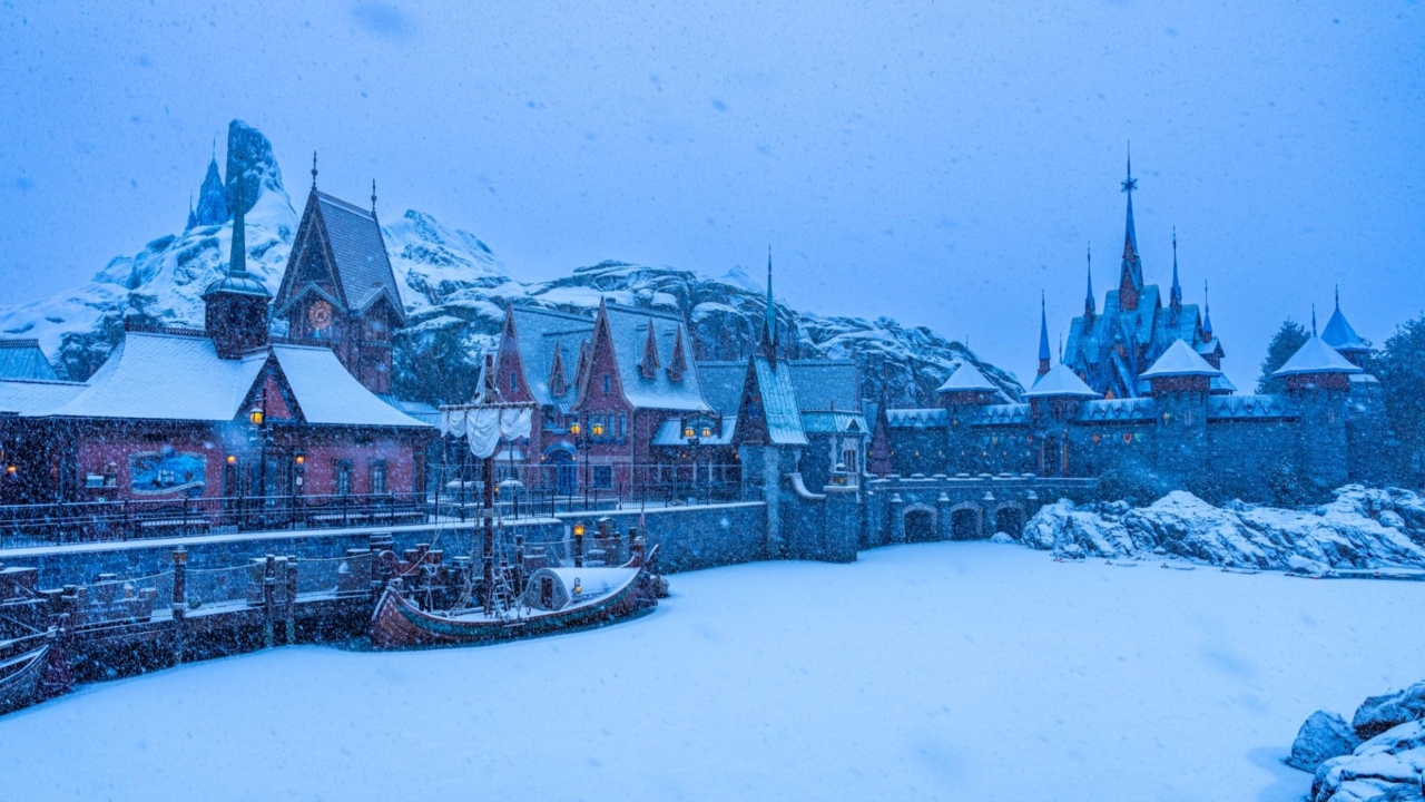 first-snowfall-at-disneyland-paris-and-tokyo-disney-resort