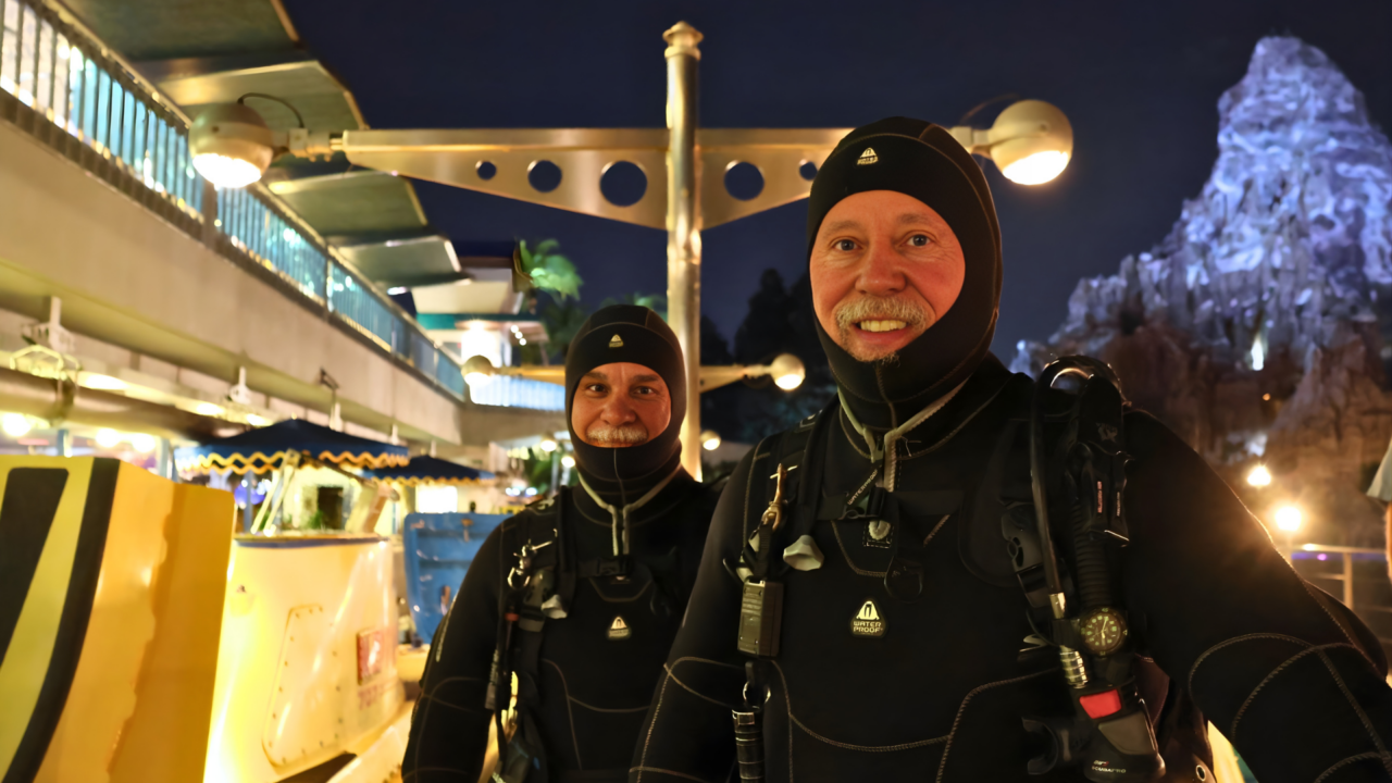 swimming-behind-the-scenes:-the-divers-of-finding-nemo-submarine-voyage