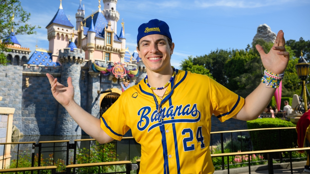 a-homecoming-at-the-happiest-place-on-earth:-derek-klena-visits-disneyland-with-the-savannah-bananas